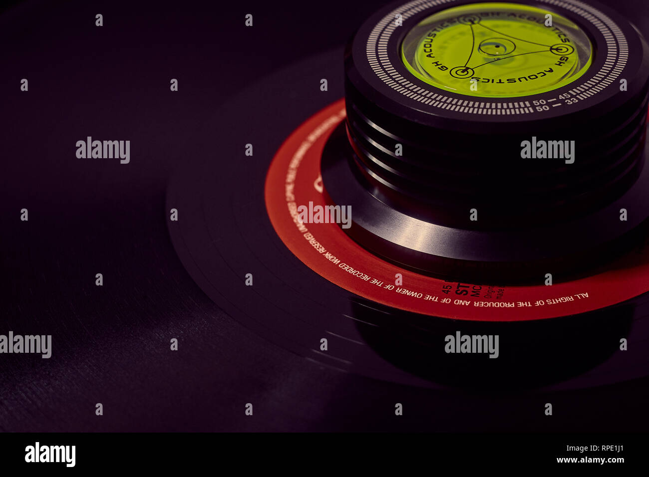 Fondo horizontal de un disco de vinilo y el peso en una posición  estacionaria Fotografía de stock - Alamy