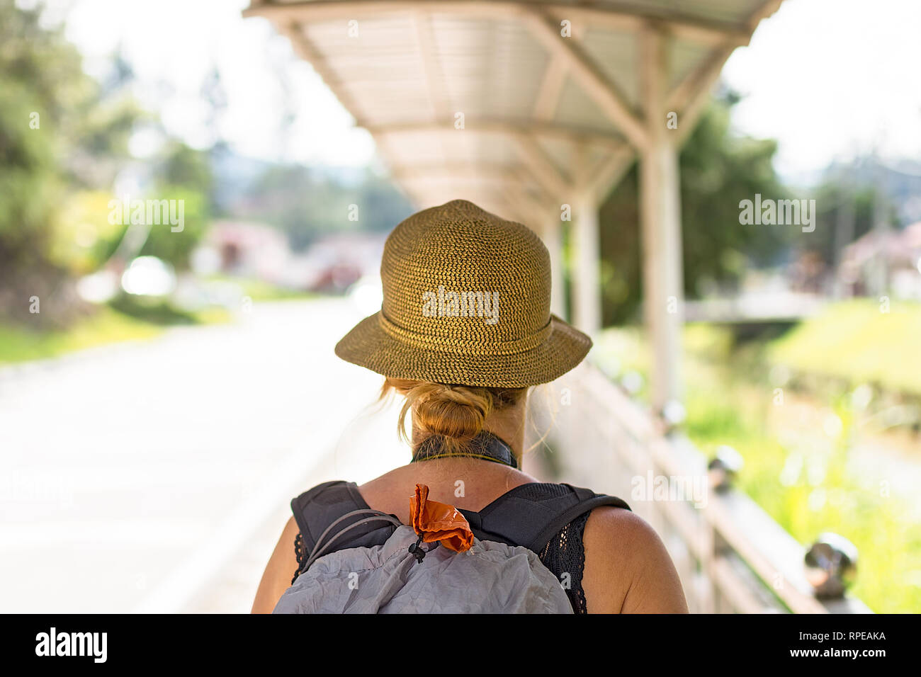 Una Mujer En Un Sombrero Con Una Mochila Grande Y Los Bolsos Imagen  editorial - Imagen de muerto, palillo: 121242270