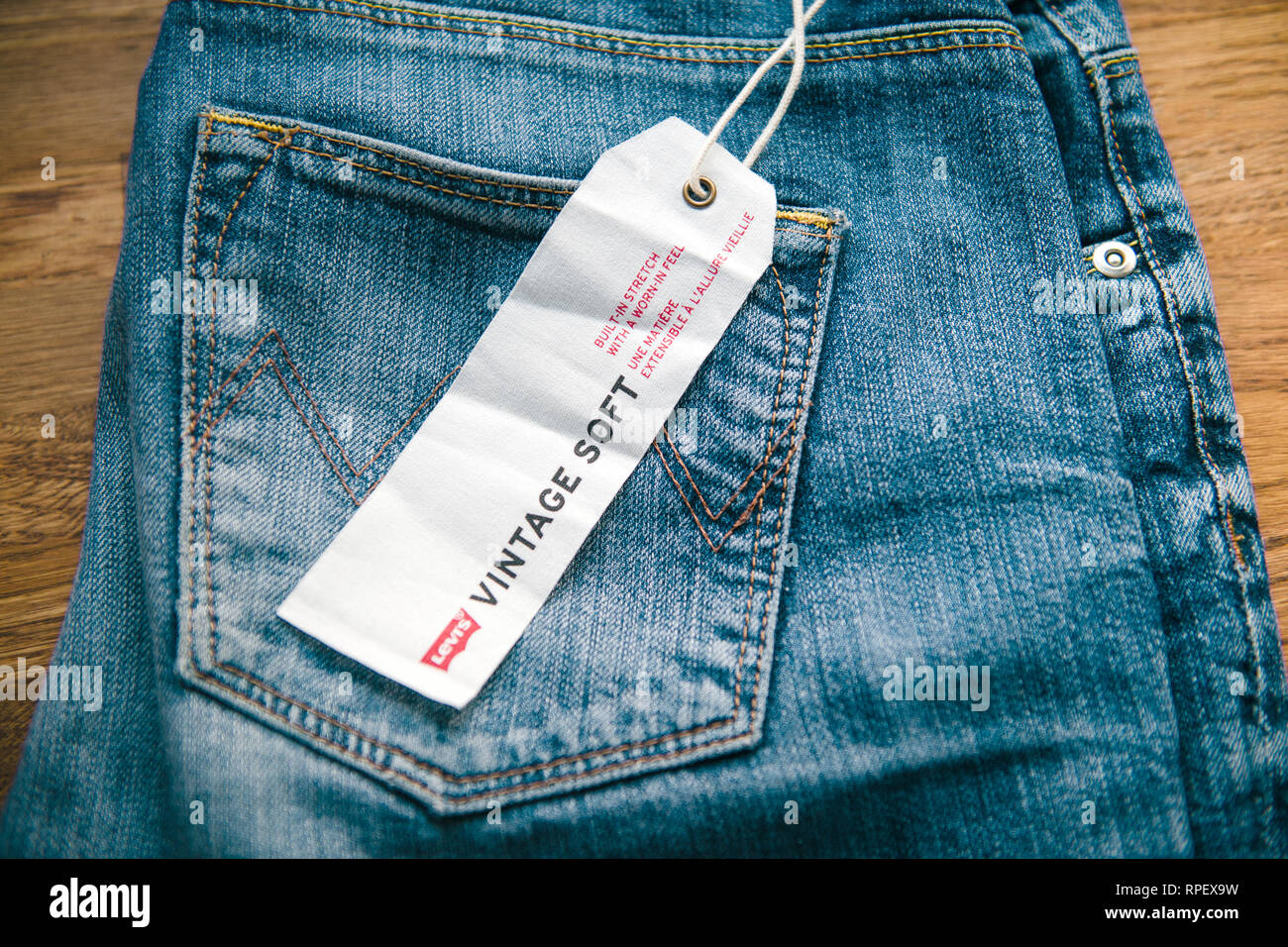 Pair of levis jeans fotografías e imágenes de alta resolución - Alamy