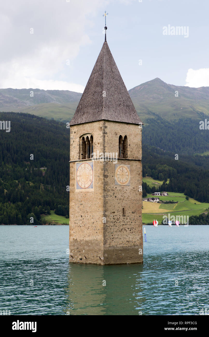 LAGO DI RESIA - La iglesia de Curon sumergidas en el Tirol del Sur, cerca de las fronteras de Austria y Suiza. Foto de stock
