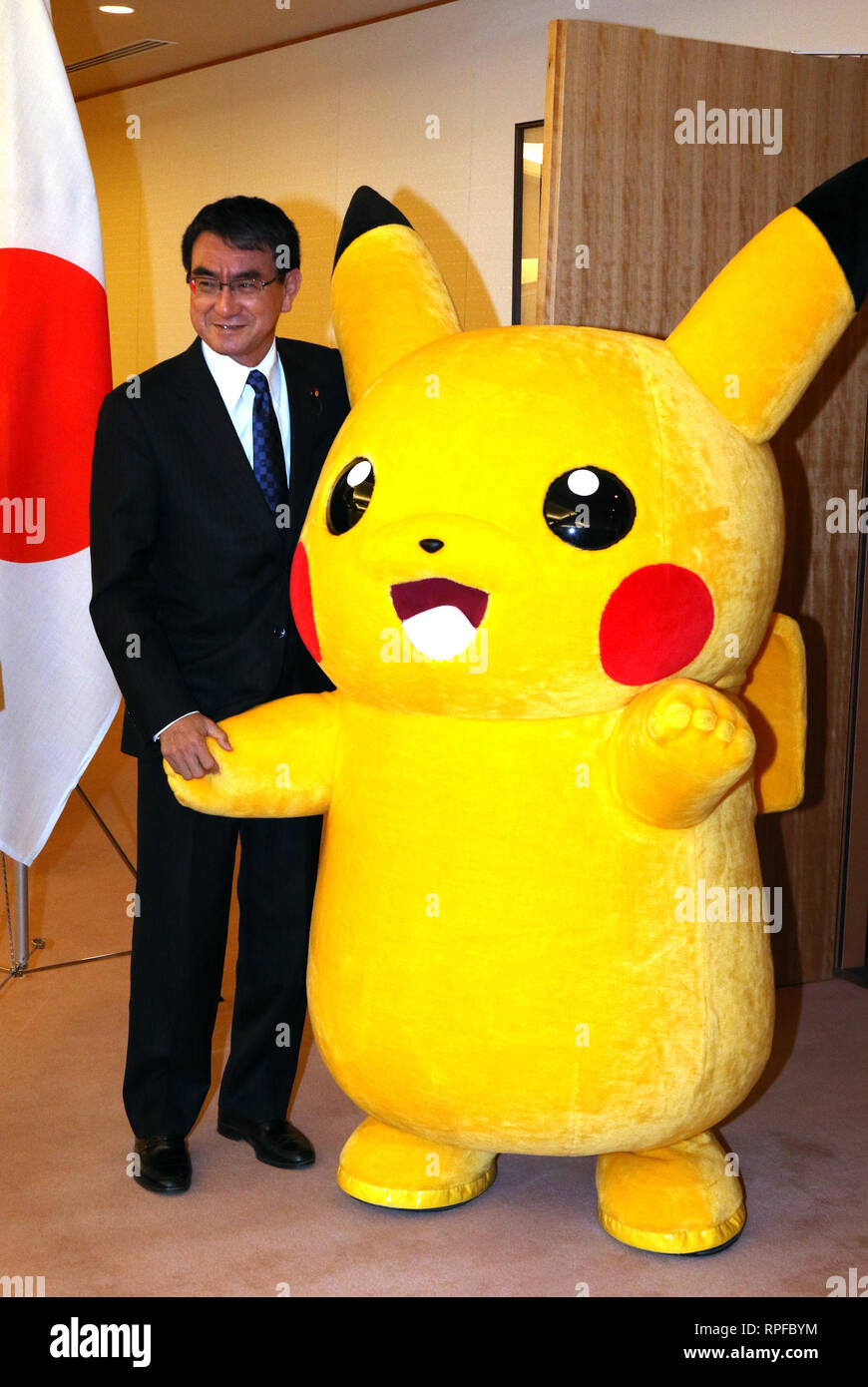 Tokio, Japón. 21 Feb, 2019. Carácter de Pokemon Pikachu es saludado por el  Ministro de Relaciones Exteriores Taro Kono (L) como Pikachu recibe una  carta de agradecimiento por la contribución que la