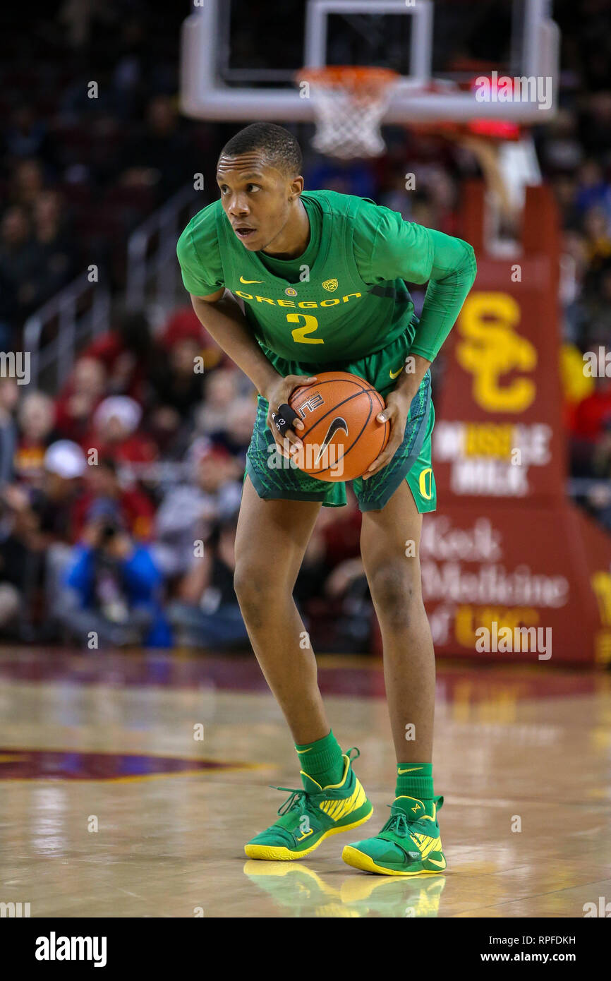 LOS ANGELES, CA - 21 de febrero: Oregon Ducks adelante Louis King (2) buscando pasar el balón durante un partido de baloncesto universitario entre los Oregon Ducks y los troyanos de USC en Febrero 21, 2019 en el Galen Center de Los Angeles, CA. (Foto por Jordon Kelly/CSM) Foto de stock