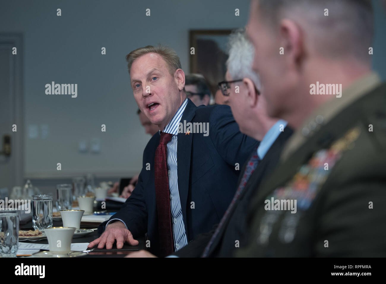 El Secretario de Defensa interino estadounidense Patrick Shanahan durante una reunión con el Ministro de Defensa belga Didier Reynders en el Pentágono el 21 de febrero de 2019 en Arlington, Virginia. Foto de stock