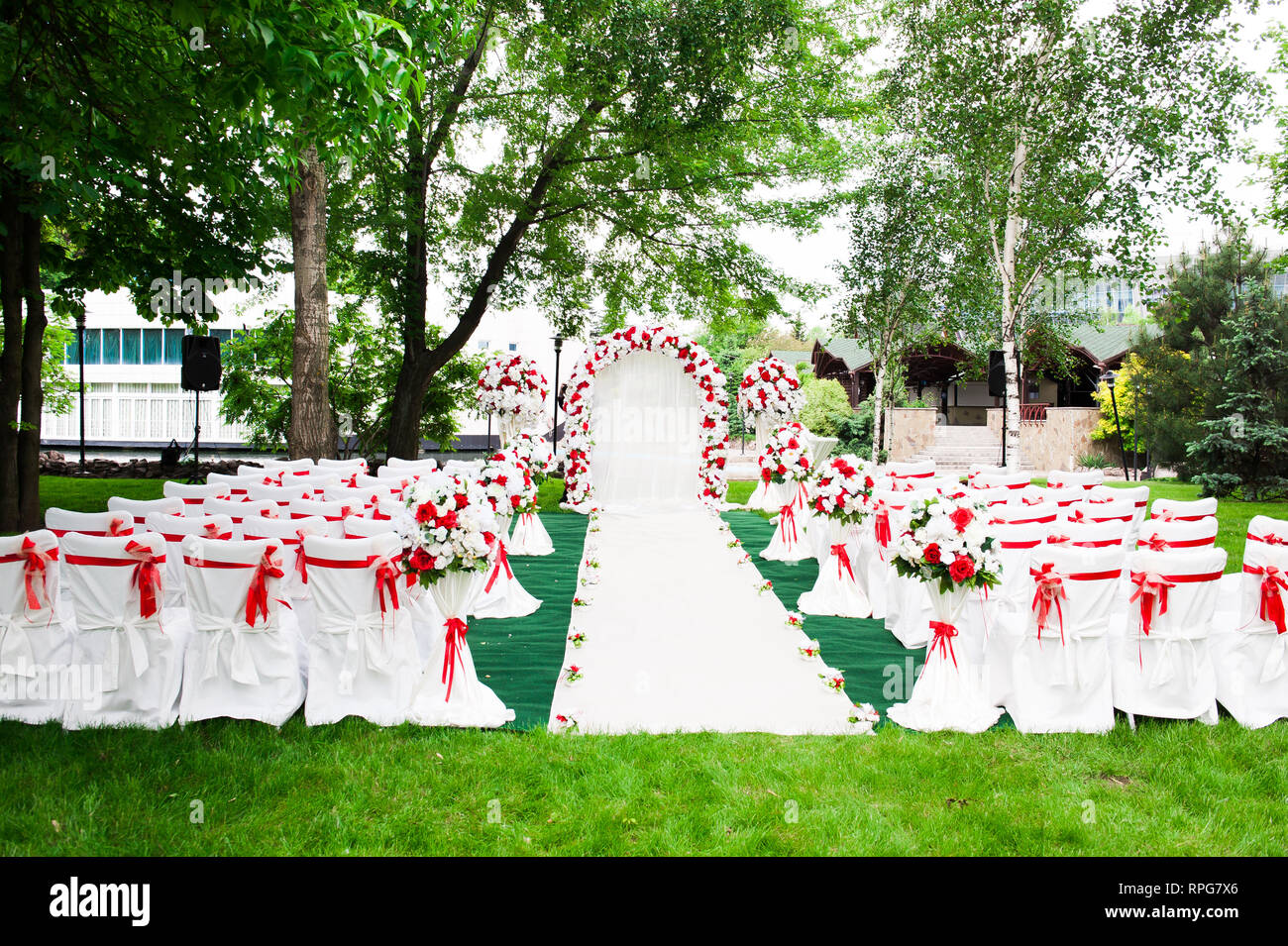 Boda al aire libre. Ceremonia de boda boda hermosa decoración, decoración,  flores Fotografía de stock - Alamy