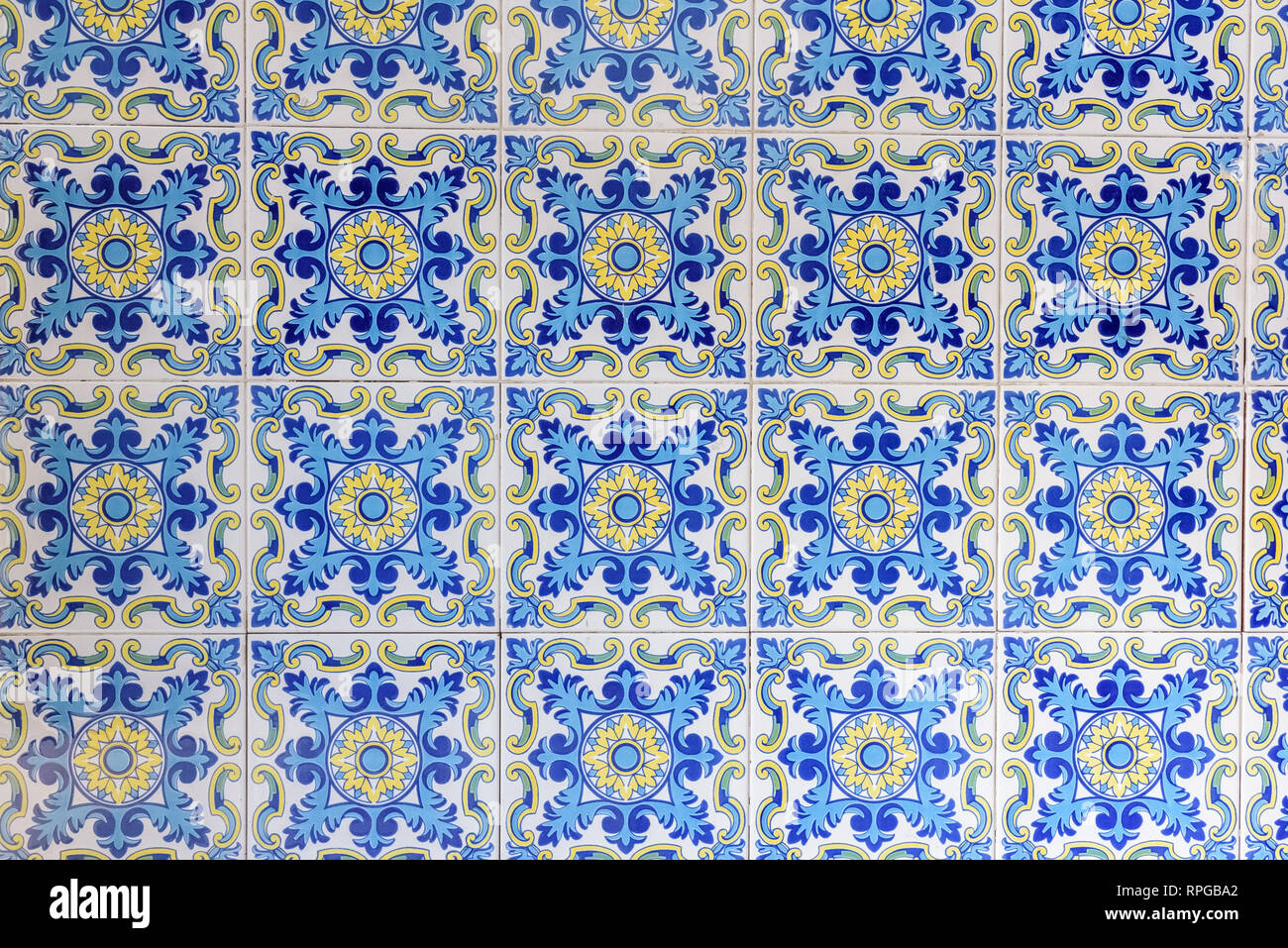Azulejos típicos valencianos y losas para decorar las paredes de las  Barracas Fotografía de stock - Alamy