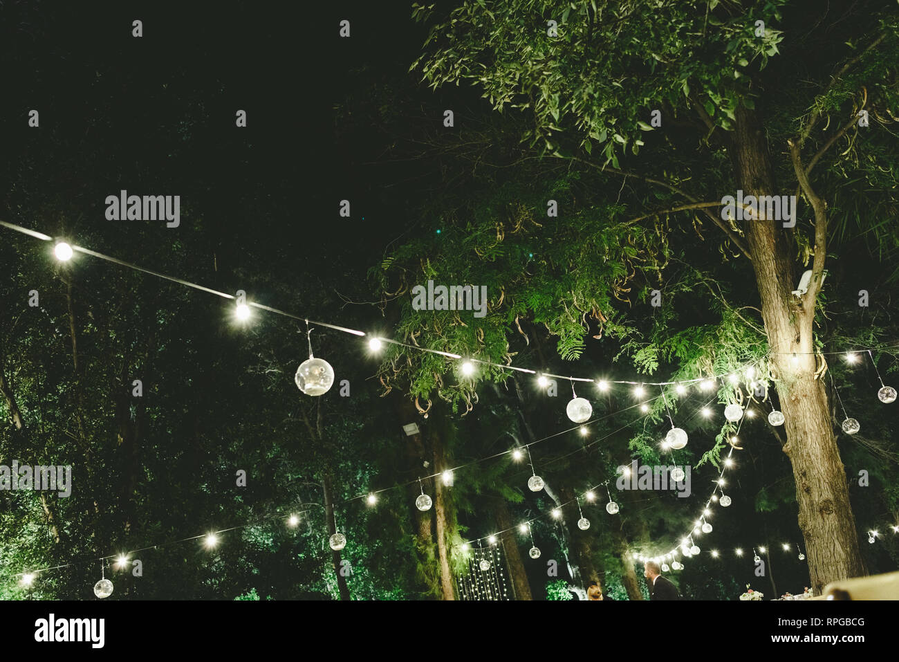 Hermosa Decoracion Para Una Boda De Noche Iluminado Con Led Linternas Y Pilares De Estilo Vintage Fotografia De Stock Alamy