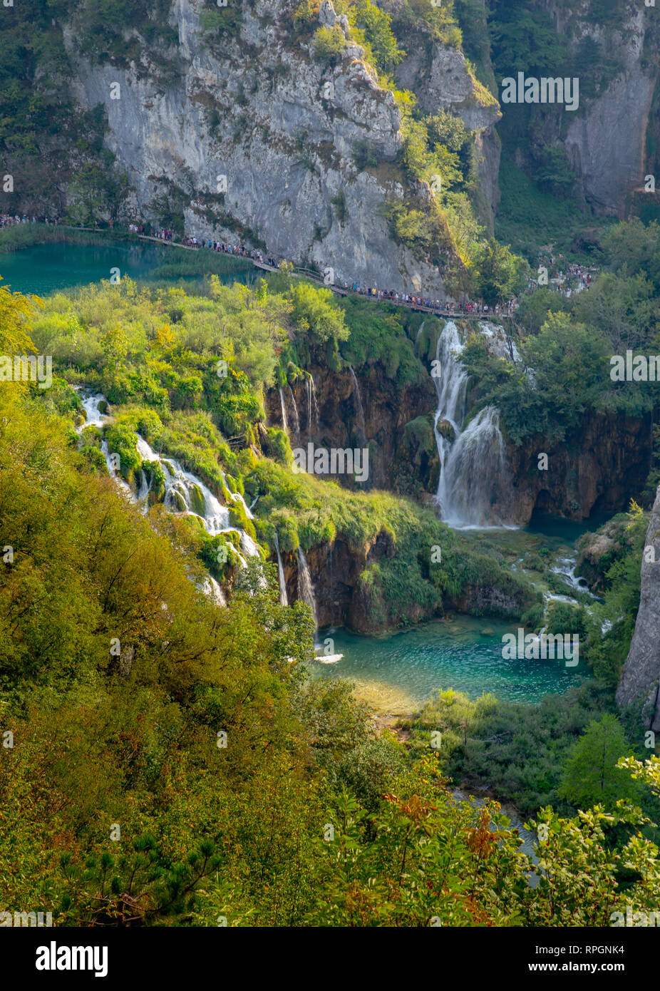 Los lagos de Plitvice & Cascadas vistos desde cerca de la entrada 1. Muchos turistas pueden pasear por los senderos de madera a través del hermoso paisaje. Foto de stock