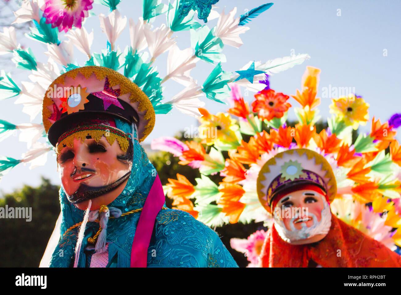 Hombre mexicanas vestidas con trajes típicos mexicanos tradicionales  durante el carnaval en México Fotografía de stock - Alamy