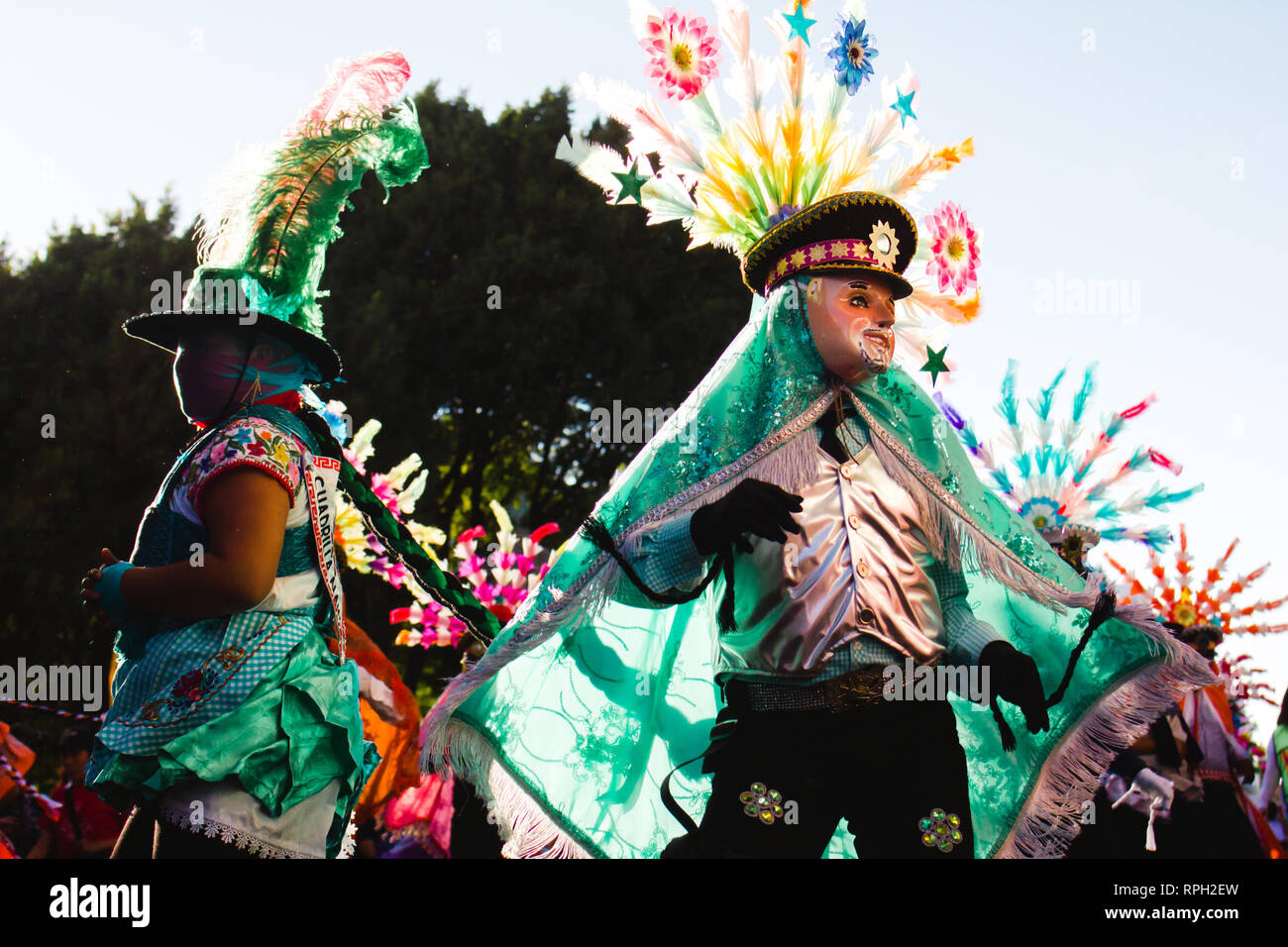 Hombre mexicanas vestidas con trajes típicos mexicanos tradicionales  durante el carnaval en México Fotografía de stock - Alamy