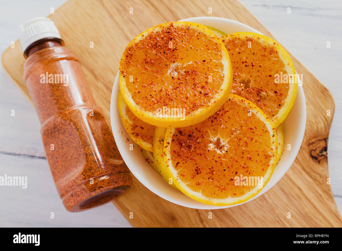 Fruta naranja con ají picante mexicana, en la ciudad de México, naranja con chile Foto de stock