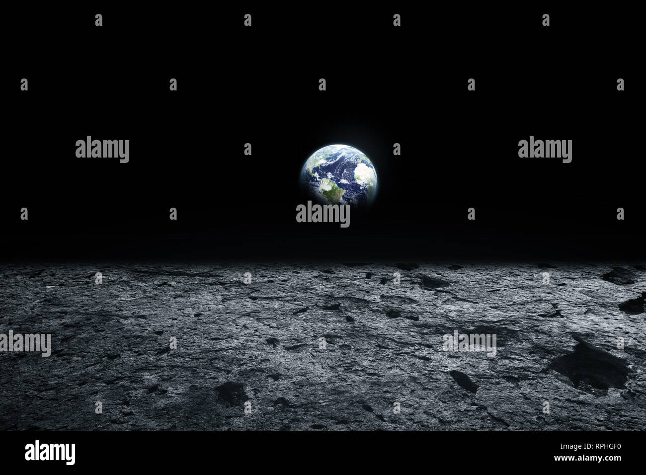 La superficie de la luna y la tierra en el horizonte. Arte espacial fantasía. Blanco y negro. Los elementos de esta imagen proporcionada por la NASA Foto de stock