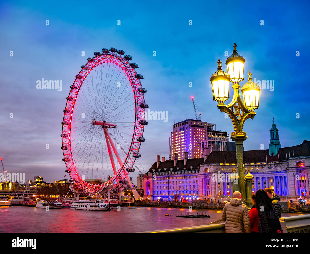 Romántica escena de la famosa rueda de Londres, el ojo grande en la noche las luces, Reino Unido Foto de stock