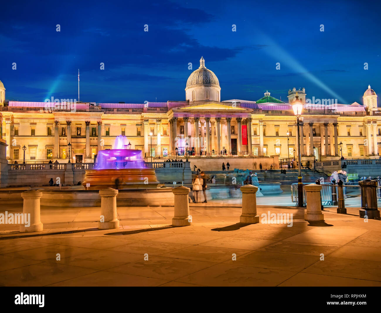 Londres, Inglaterra, Reino Unido - 14 de febrero de 2019: Galería Nacional arquitectura hito en Trafalgar Square iluminadas en la noche las luces Foto de stock
