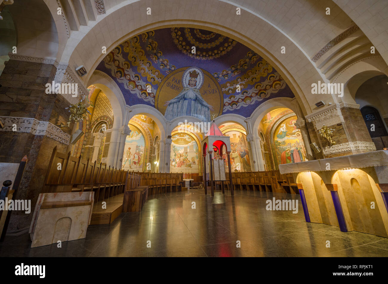 Francia LOURDES SEP 2018 vista de los interiores de la basílica de Lourdes. La ciudad es un lugar donde Santa María apareció ante una joven campesina Foto de stock