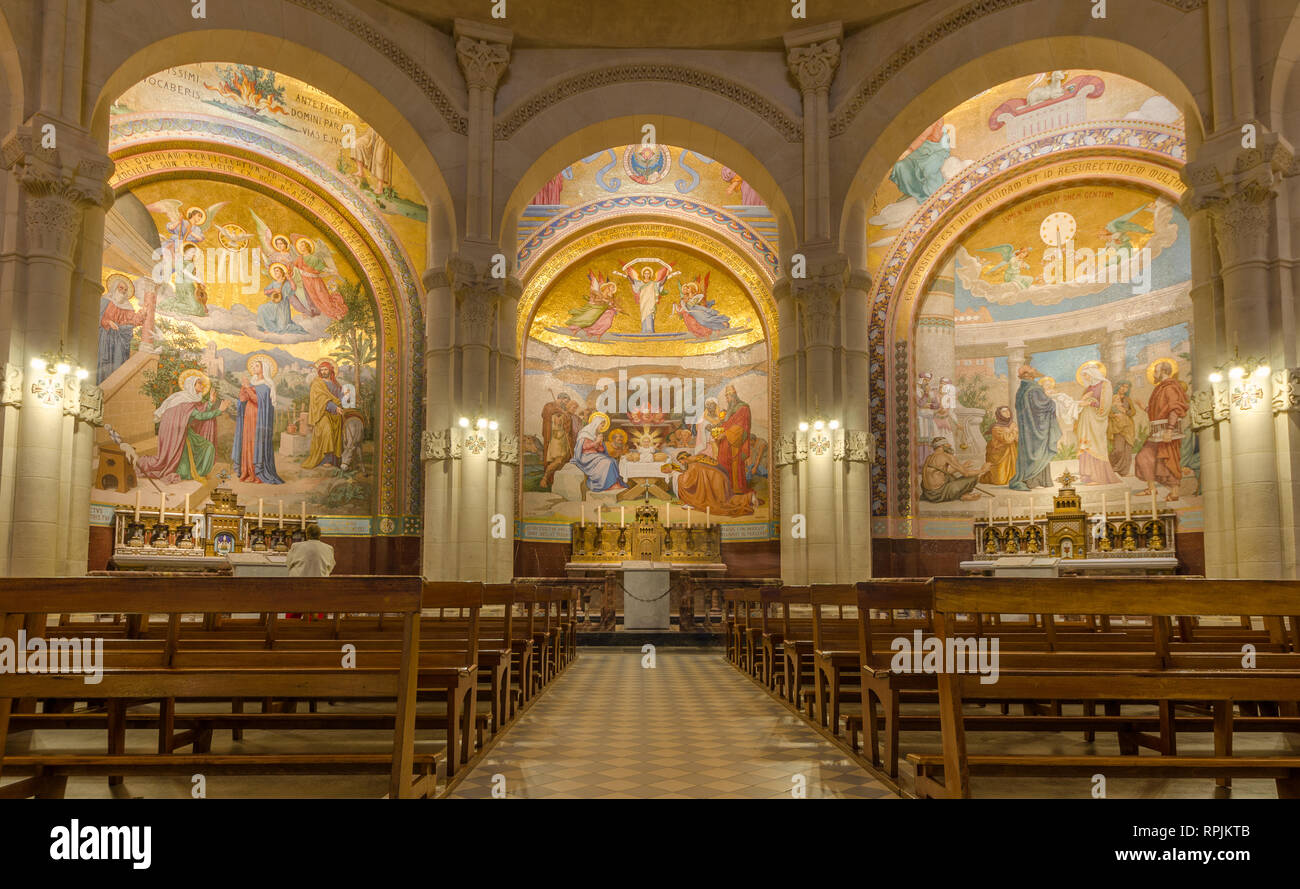 Francia LOURDES SEP 2018 vista de los interiores de la basílica de Lourdes. La ciudad es un lugar donde Santa María apareció ante una joven campesina Foto de stock