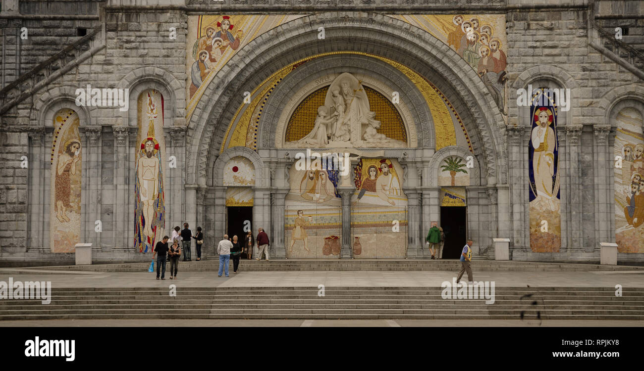 Francia LOURDES SEP 2018 vista de la basílica de Lourdes. La ciudad es un lugar donde Santa María apareció ante una joven campesina Foto de stock