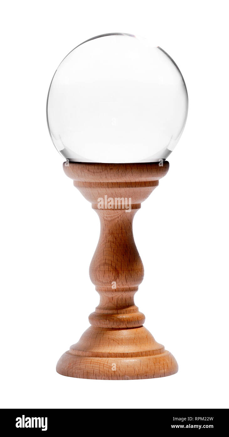 Crystal Clear orb o esfera de fortunetelling o predicciones para predecir el futuro montado sobre una base de madera aislado en blanco Foto de stock