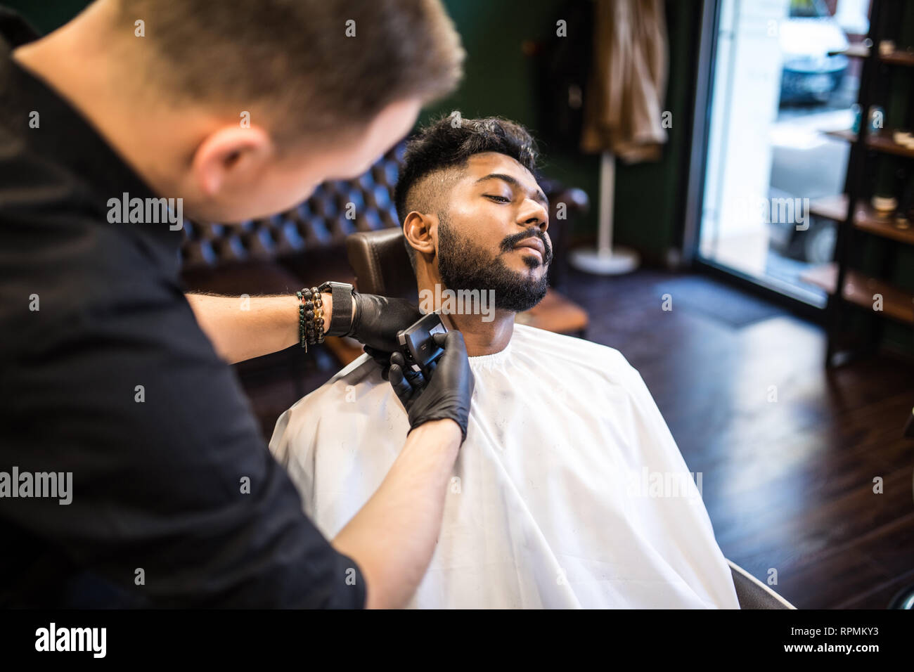 Hombre afeitarse la barba con una máquina de afeitar eléctrica Fotografía  de stock - Alamy