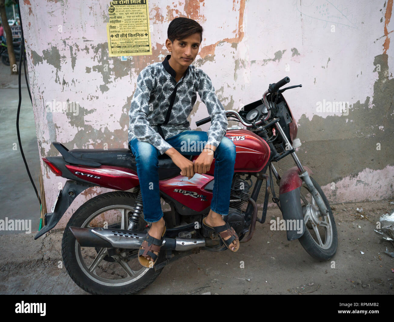 Adolescente sentado en una motocicleta, Jaipur, Rajasthan, India Foto de stock