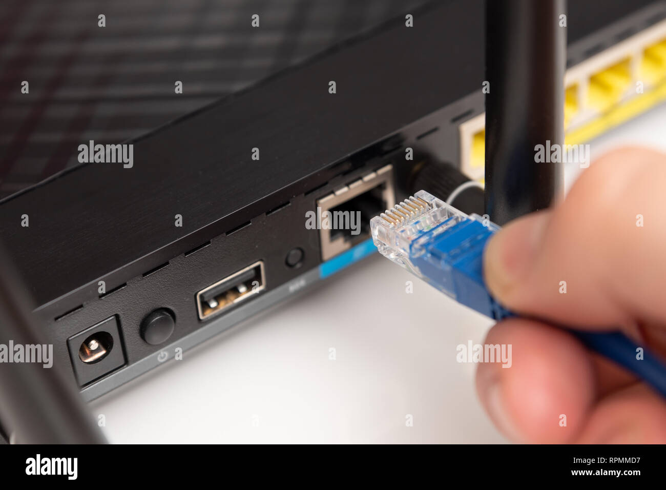 El hombre conecta internet por cable al router. Concepto de conexión  Ethernet Fotografía de stock - Alamy