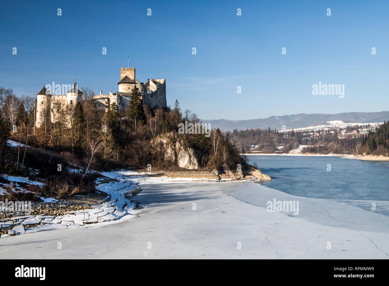 Dunajec Avance castillo en Niedzica, Polonia, Czorsztyn lago. Vista invernal. Foto de stock