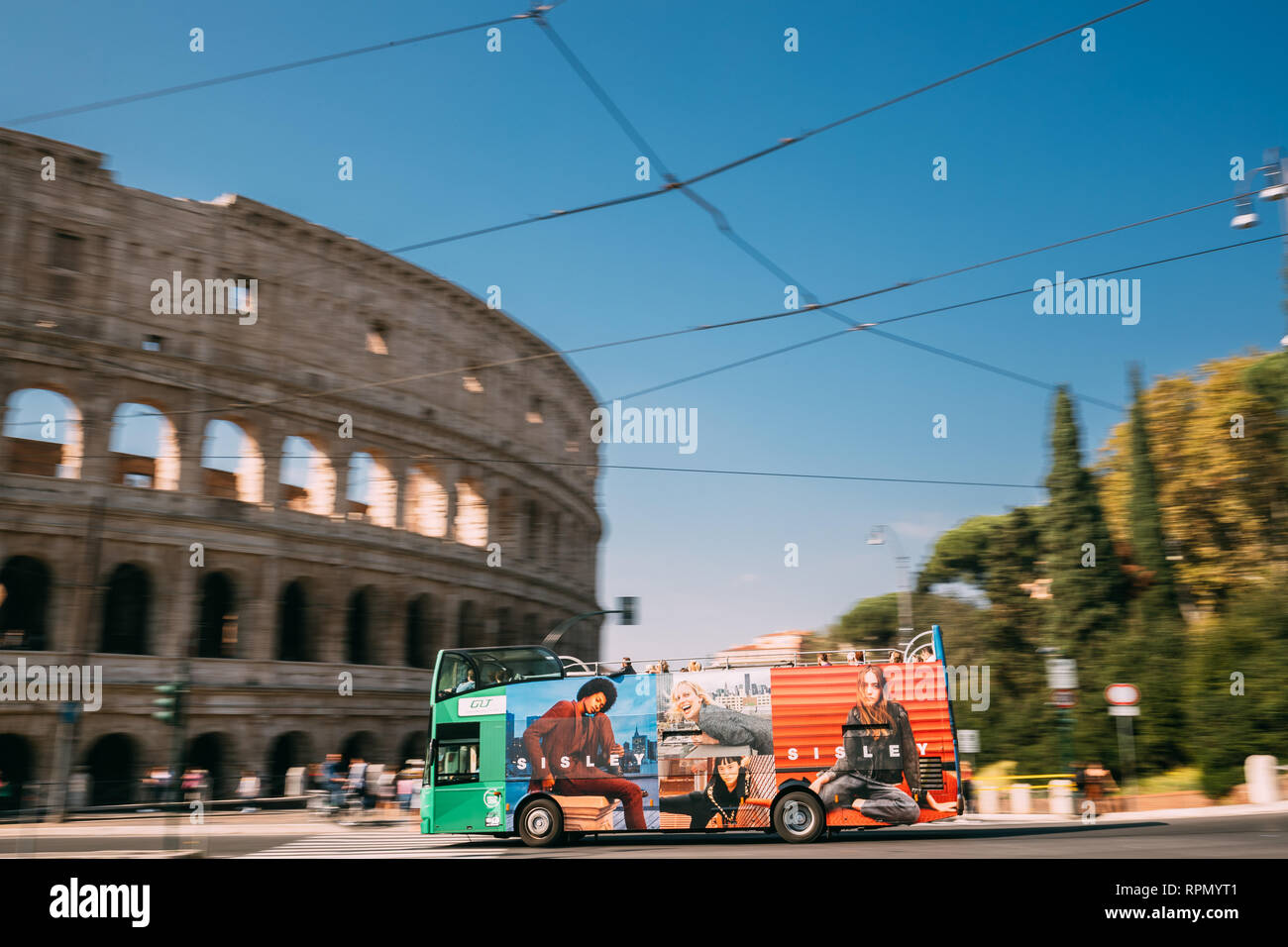 Roma, Italia - 21 de octubre de 2018: el Coliseo. Rojo Hop On Hop Off bus turístico para visitar en la calle cerca de anfiteatro Flavio. Famoso en el mundo la UNESCO L Foto de stock