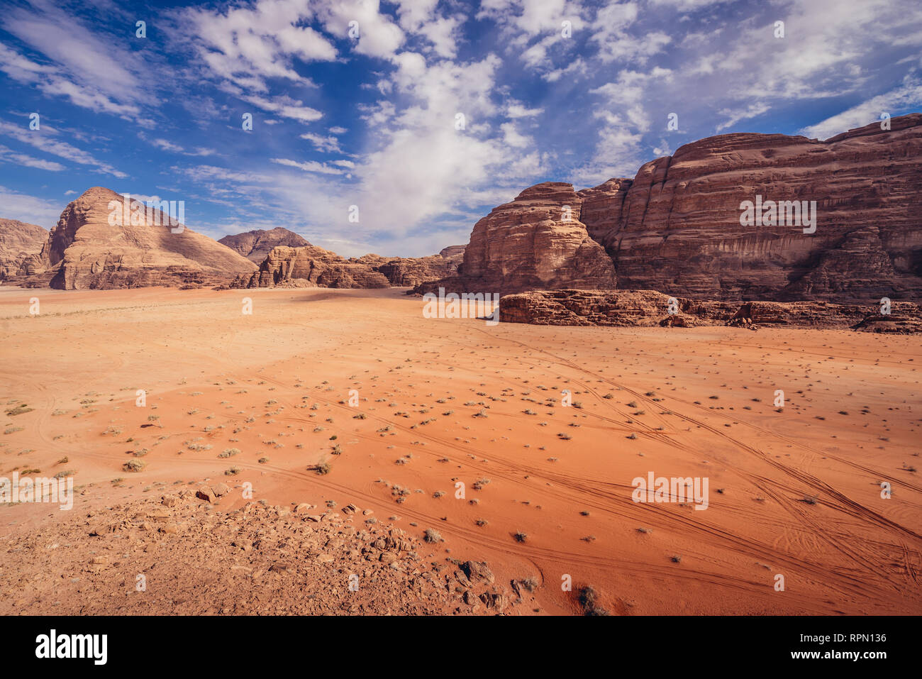 Arenas rojas en el valle de Wadi Rum, también llamado Valle de la Luna en Jordania Foto de stock