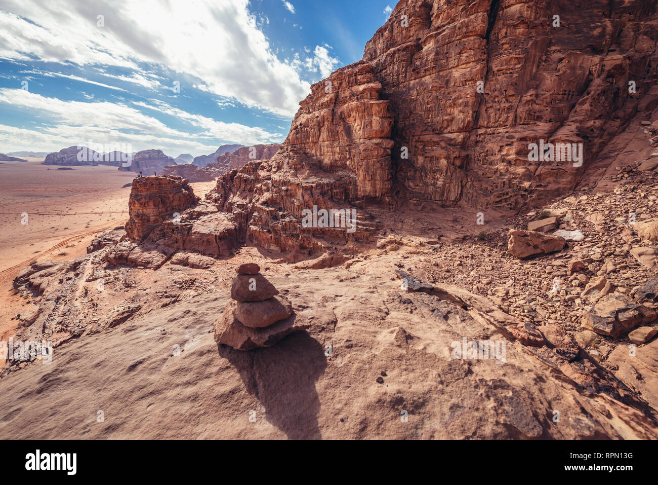 Rocas llamado Lawrence Casa en el valle de Wadi Rum, también llamado Valle de la Luna en Jordania Foto de stock