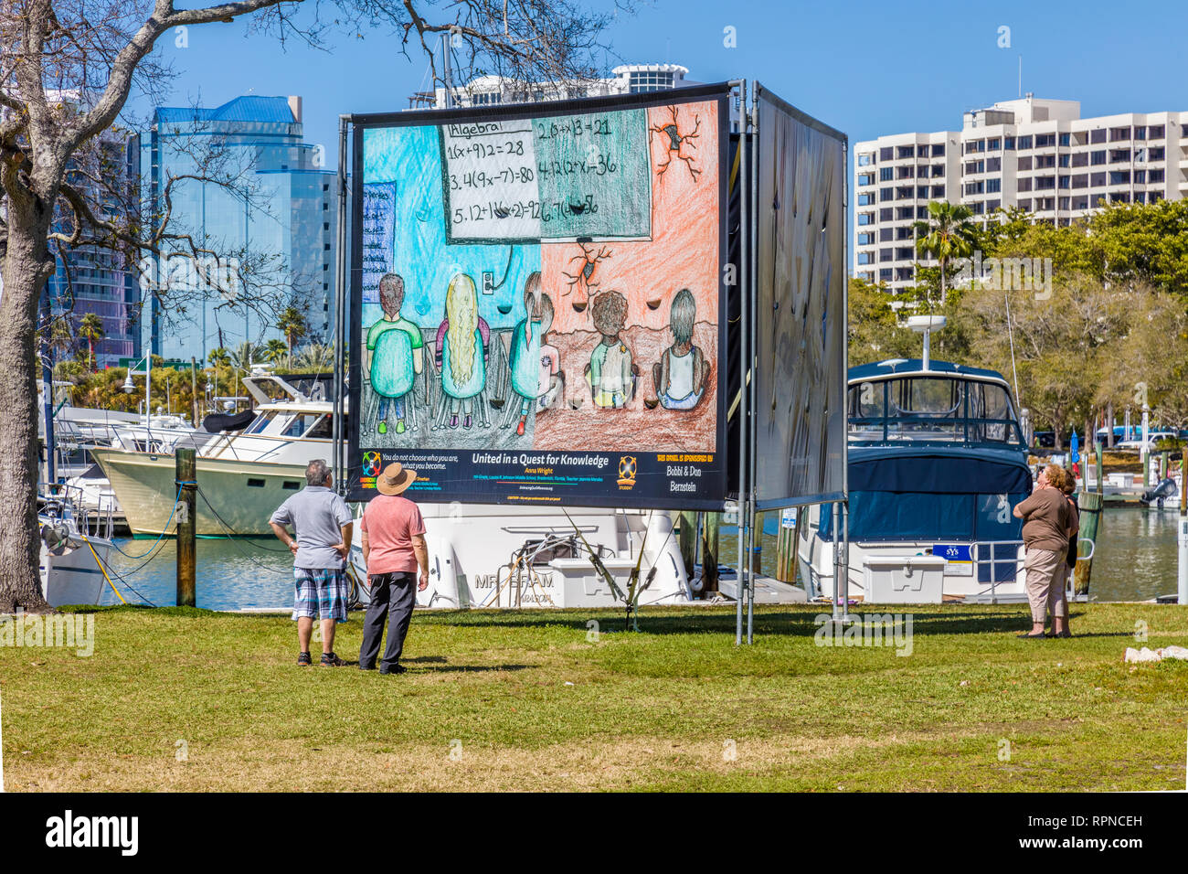 Abrazar nuestras diferencias mostrar en Bayfront Park en Sarasota Florida Foto de stock