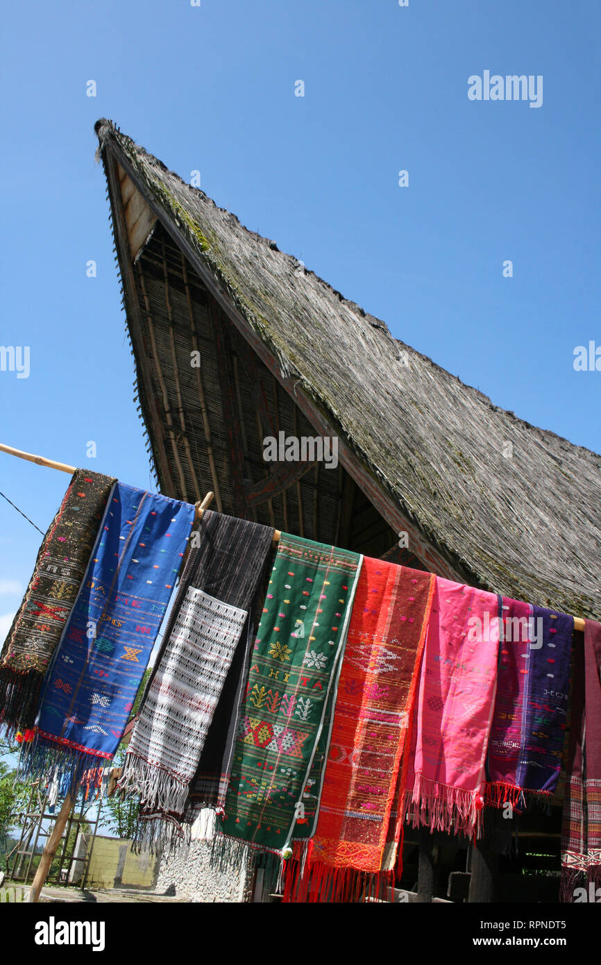Las obligaciones pendientes textiles tejidas a mano fuera de una casa tradicional Foto de stock