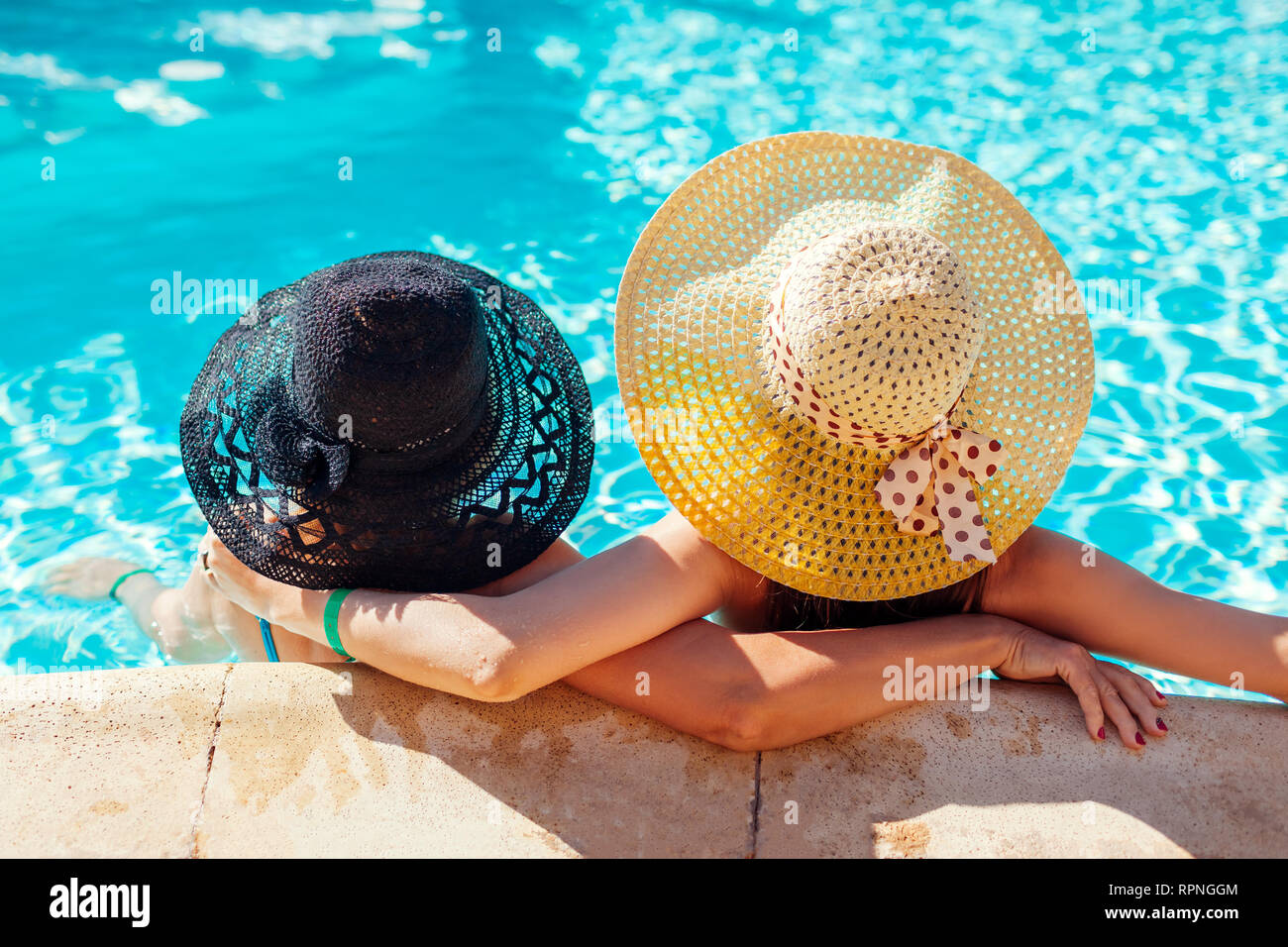 Su madre y su hija adulta de relax en la piscina del hotel. Gente disfrutando de las vacaciones de verano. Día de la madre Foto de stock