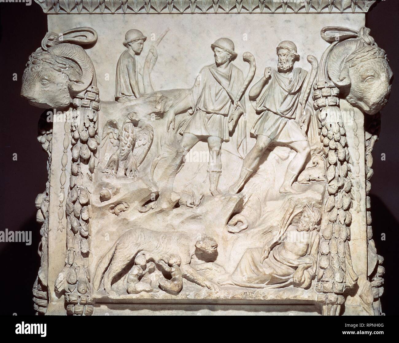 ARA DE OSTIA - DETALLE DE LA LOBA amamantando a Rómulo y Remo - Leyenda Romana - Siglo II. Ubicación: MUSEO DE LAS TERMAS. ITALIA. Foto de stock