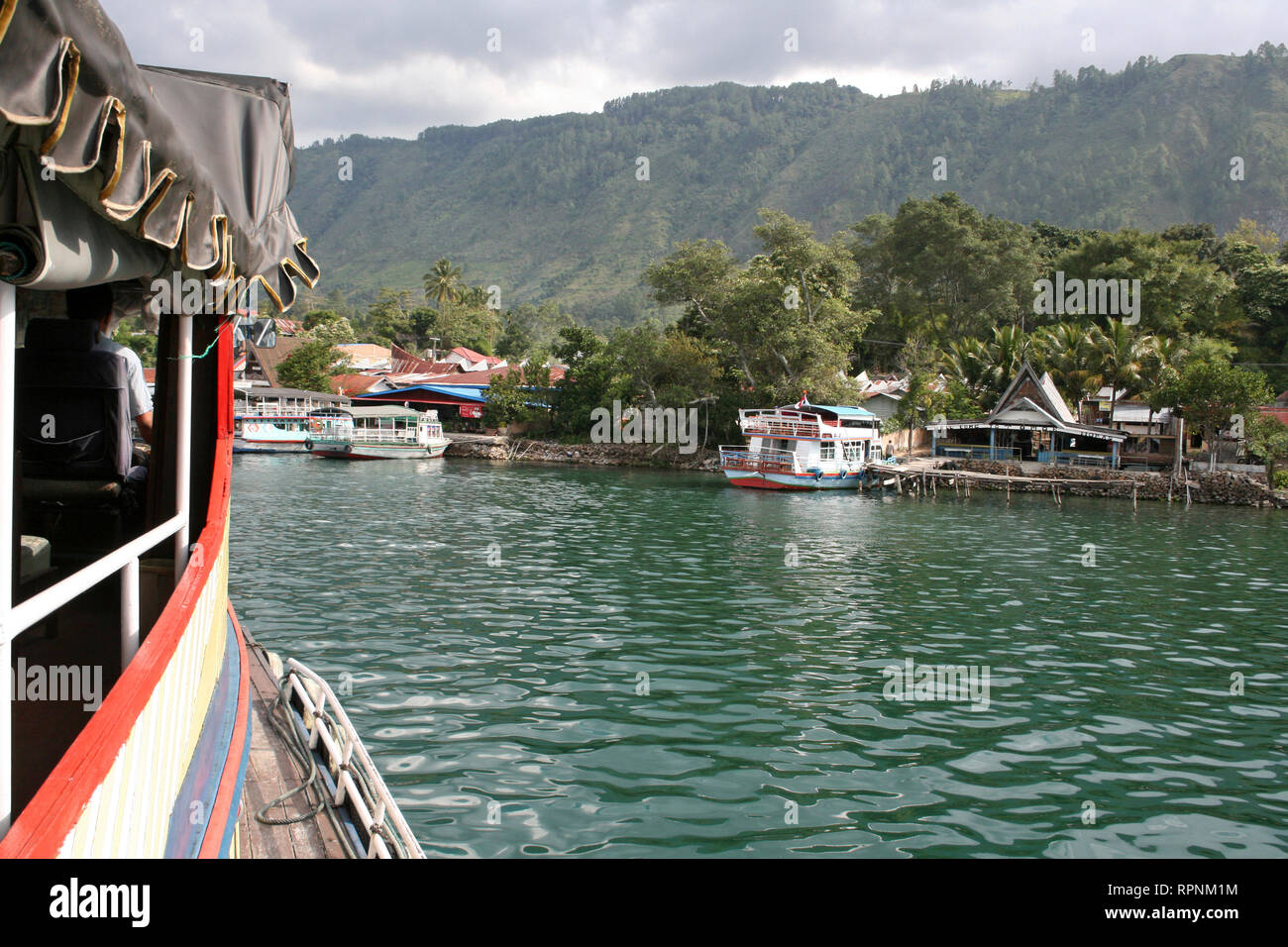 Viaje en barco acercándose a la isla Samosir, en el lago Toba, en Sumatra Foto de stock