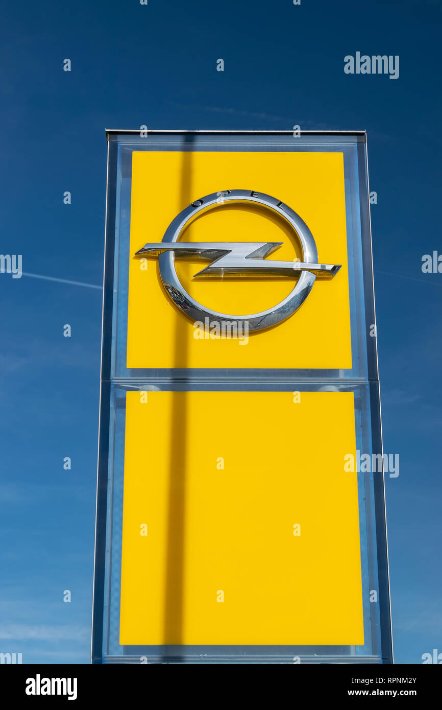 RONCQ,Francia-Febrero 20,2019:ver el logotipo de la marca Opel. Foto de stock