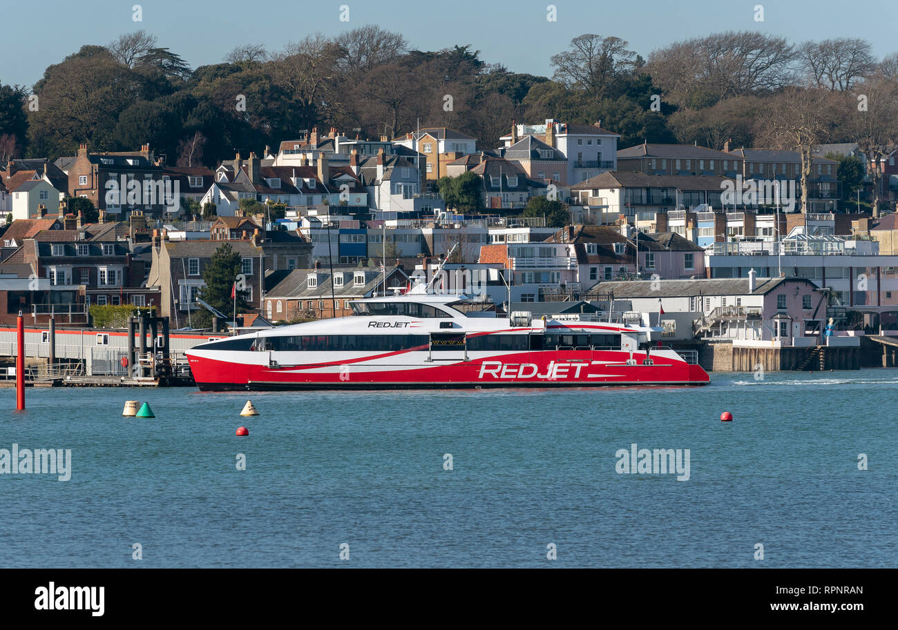 Cowes, Isla de Wight, Reino Unido, febrero de 2019. Un ferry de pasajeros, RedJet 6 llegando desde Southampton en el terminal en el río Medina. Foto de stock
