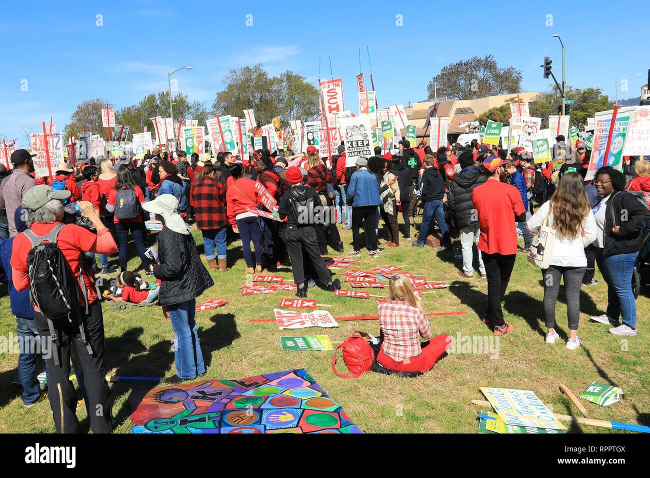 DeFremery Park, Oakland, California, EE.UU. Febrero 22, 2019 Multitudes  rally y escuchar a los oradores en apoyo de los maestros y las escuelas de  Oakland. Rally de multitudes y escuchar a los
