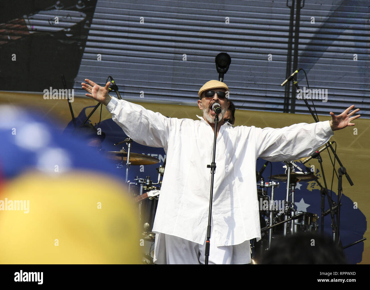 Caracas, Venezuela. 22 Feb, 2019. Miguel Bose, cantante español. Durante el  ''Venezuela Ayuda En Vivo'' concierto, organizado para recaudar dinero para  el esfuerzo de socorro de Venezuela a la cabeza del Puente