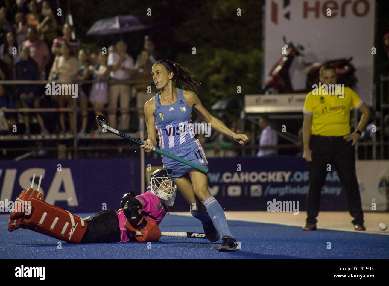 Buenos Aires, Capital Federal, Argentina. 22 Feb, 2019. Hoy, viernes 22 de febrero, el equipo femenino de hockey Argentina, ''Las Leonas'', mantuvo el invicto por dibujo 2 goles con el equipo nacional de Alemania (5º en el ranking mundial) tras derrotar a Bélgica y igualando contra los Estados Unidos. Los argentinos (4º en el ranking mundial) alcanzó un punto adicional por ganar en el penal 4 goles por 3. Su próximo reto será este Domingo, 24 de febrero contra el equipo holandés. El partido entre los equipos argentinos de Argentina vs Alemania fue suspendido debido a la fuerte tormenta que b Foto de stock