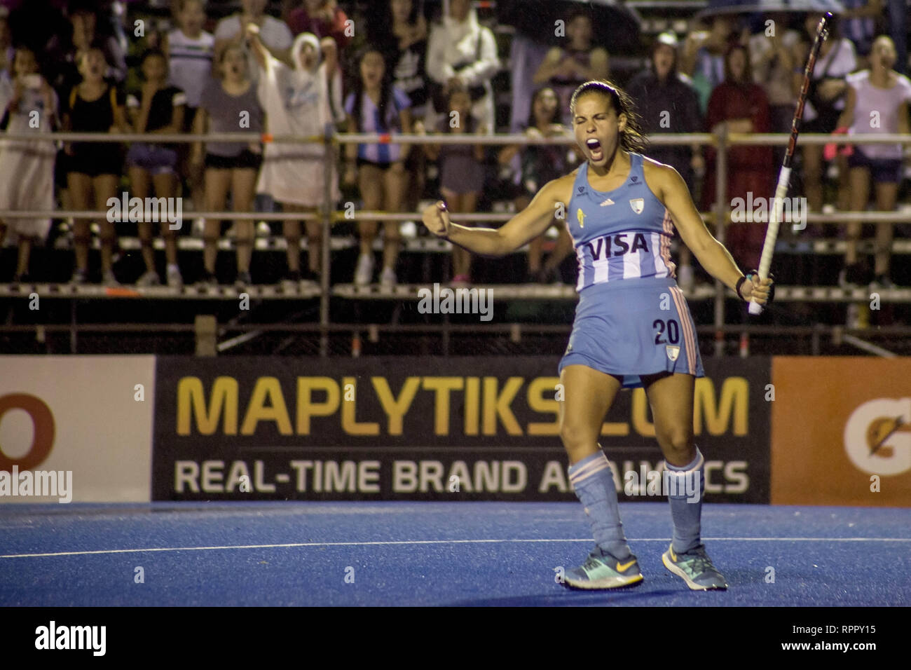Buenos Aires, Capital Federal, Argentina. 22 Feb, 2019. Hoy, viernes 22 de febrero, el equipo femenino de hockey Argentina, ''Las Leonas'', mantuvo el invicto por dibujo 2 goles con el equipo nacional de Alemania (5º en el ranking mundial) tras derrotar a Bélgica y igualando contra los Estados Unidos. Los argentinos (4º en el ranking mundial) alcanzó un punto adicional por ganar en el penal 4 goles por 3. Su próximo reto será este Domingo, 24 de febrero contra el equipo holandés. El partido entre los equipos argentinos de Argentina vs Alemania fue suspendido debido a la fuerte tormenta que b Foto de stock