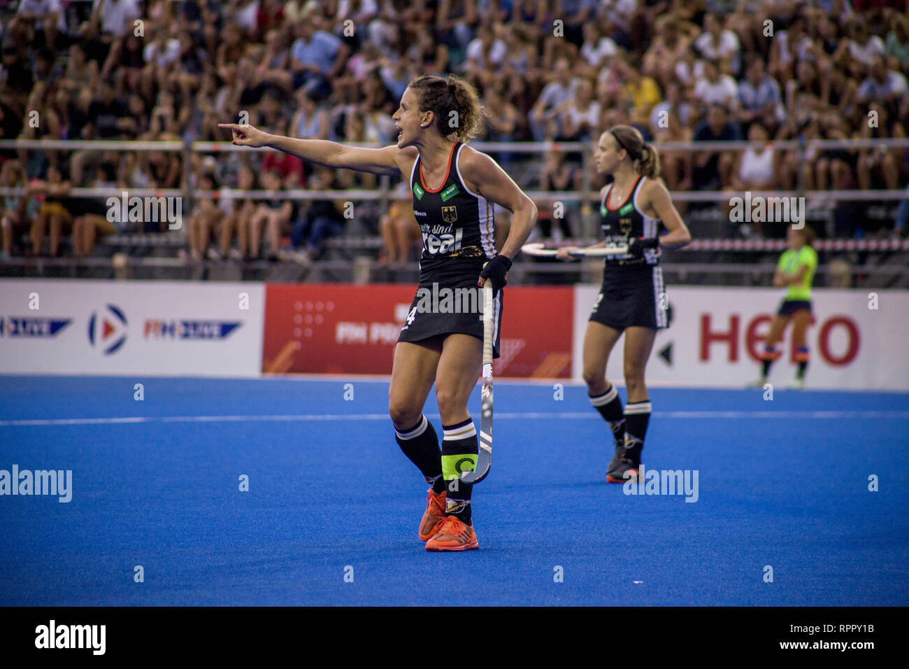 Buenos Aires, Capital Federal, Argentina. 22 Feb, 2019. Hoy, viernes 22 de febrero, el equipo femenino de hockey Argentina, ''Las Leonas'', mantuvo el invicto por dibujo 2 goles con el equipo nacional de Alemania (5º en el ranking mundial) tras derrotar a Bélgica y igualando contra los Estados Unidos. Los argentinos (4º en el ranking mundial) alcanzó un punto adicional por ganar en el penal 4 goles por 3. Su próximo reto será este Domingo, 24 de febrero contra el equipo holandés. El partido entre los equipos argentinos de Argentina vs Alemania fue suspendido debido a la fuerte tormenta que b Foto de stock