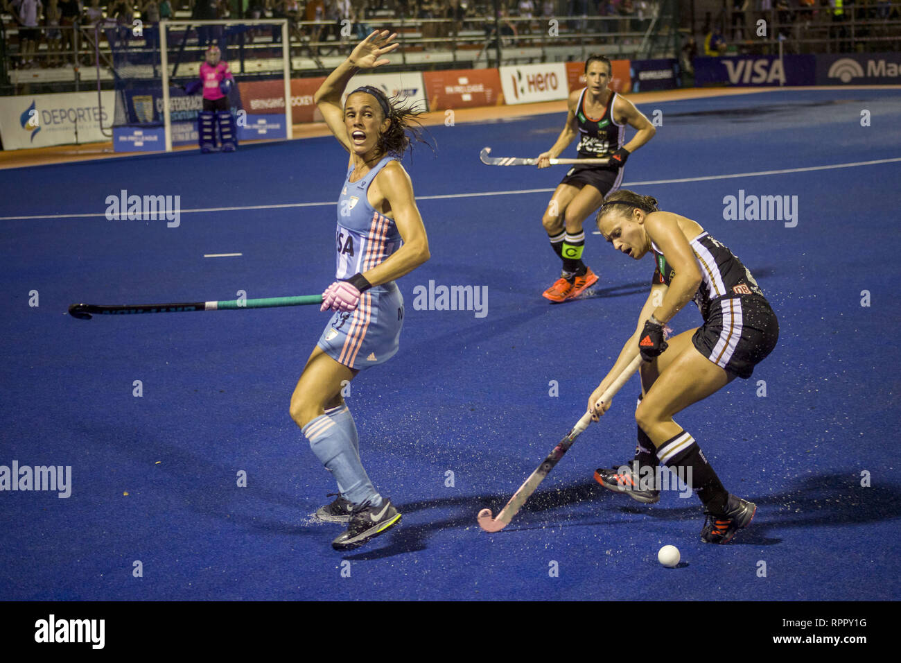 Buenos Aires, Capital Federal, Argentina. 22 Feb, 2019. Hoy, viernes 22 de febrero, el equipo femenino de hockey Argentina, ''Las Leonas'', mantuvo el invicto por dibujo 2 goles con el equipo nacional de Alemania (5º en el ranking mundial) tras derrotar a Bélgica y igualando contra los Estados Unidos. Los argentinos (4º en el ranking mundial) alcanzó un punto adicional por ganar en el penal 4 goles por 3. Su próximo reto será este Domingo, 24 de febrero contra el equipo holandés. El partido entre los equipos argentinos de Argentina vs Alemania fue suspendido debido a la fuerte tormenta que b Foto de stock