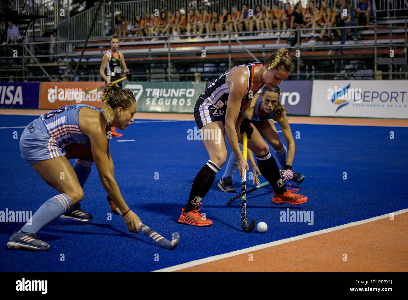 Buenos Aires, Capital Federal, Argentina. 22 Feb, 2019. Hoy, viernes 22 de febrero, el equipo femenino de hockey Argentina, ''Las Leonas'', mantuvo el invicto por dibujo 2 goles con el equipo nacional de Alemania (5º en el ranking mundial) tras derrotar a Bélgica y igualando contra los Estados Unidos. Los argentinos (4º en el ranking mundial) alcanzó un punto adicional por ganar en el penal 4 goles por 3. Su próximo reto será este Domingo, 24 de febrero contra el equipo holandés. El partido entre los equipos argentinos de Argentina vs Alemania fue suspendido debido a la fuerte tormenta que b Foto de stock