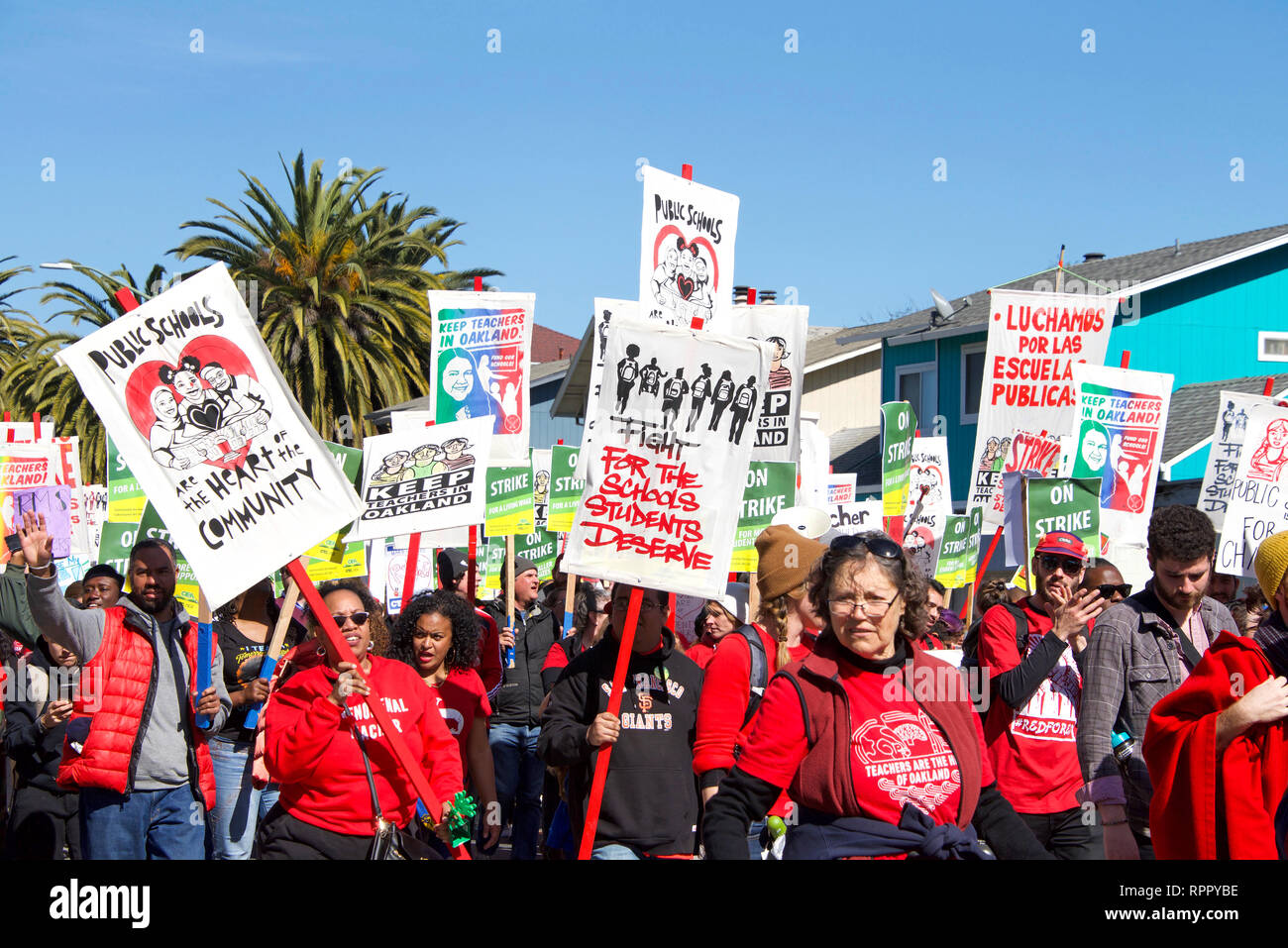 Oakland, California, EE.UU. 22 de febrero de 2019. Los participantes no identificado en Oakland huelga de profesores día 2 rally en DeFremery Park, luego marchan en el centro. Lucha de clases más pequeñas y mayores salarios. Crédito: Sheila Fitzgerald/Alamy Live News Foto de stock