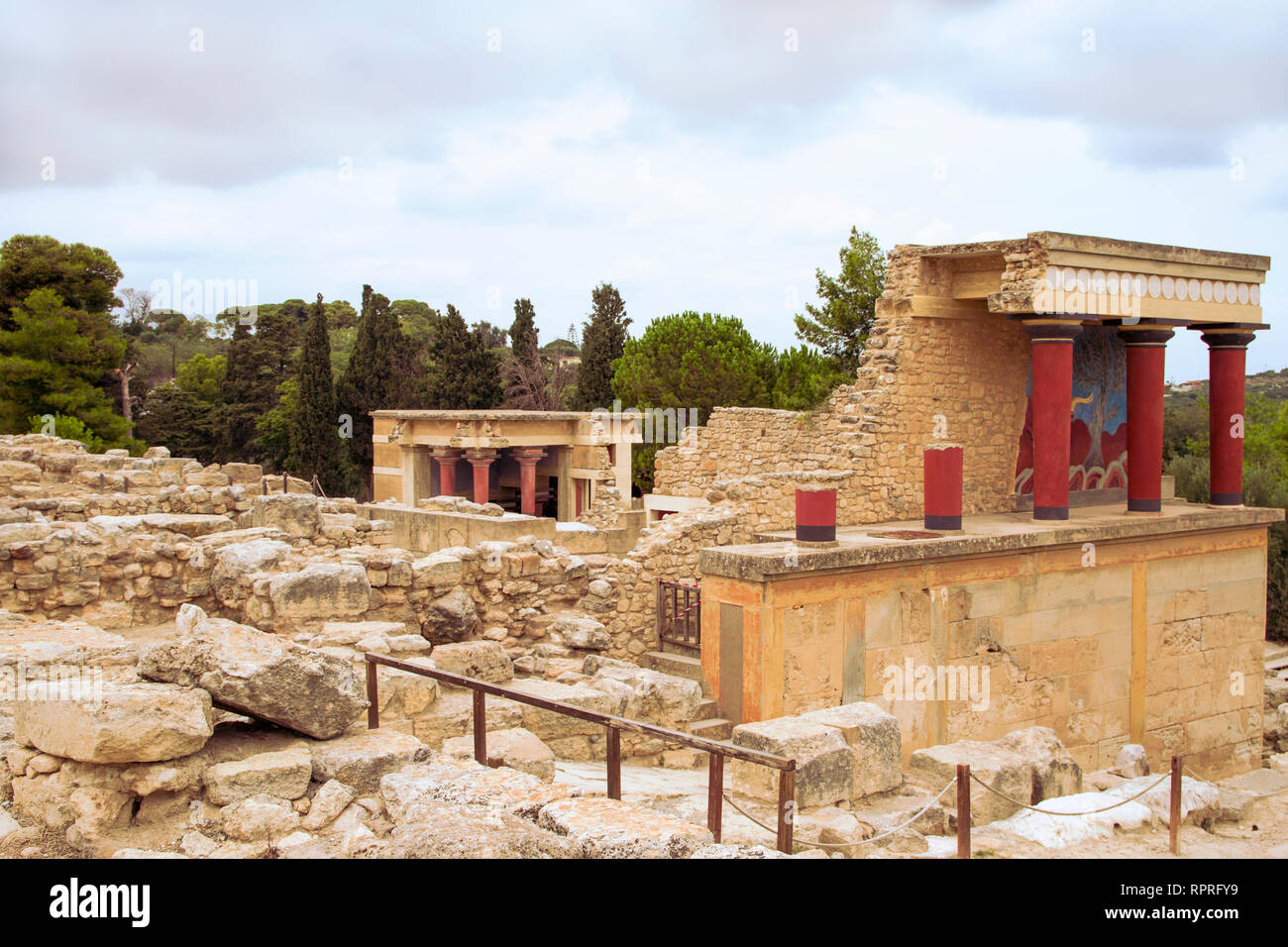 Vista sobre las columnas rojas y las ruinas del Palacio de Knossos Minoica. Plano amplio. Ningún pueblo. Heraklion, Isla de Creta, Grecia. Foto de stock