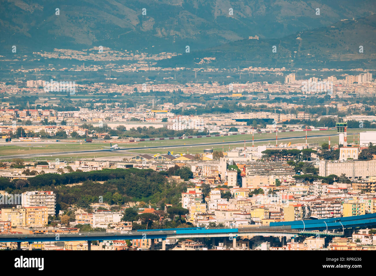 Nápoles, Italia. Avión aterrizar o despegar en el Aeropuerto Internacional de Nápoles Foto de stock