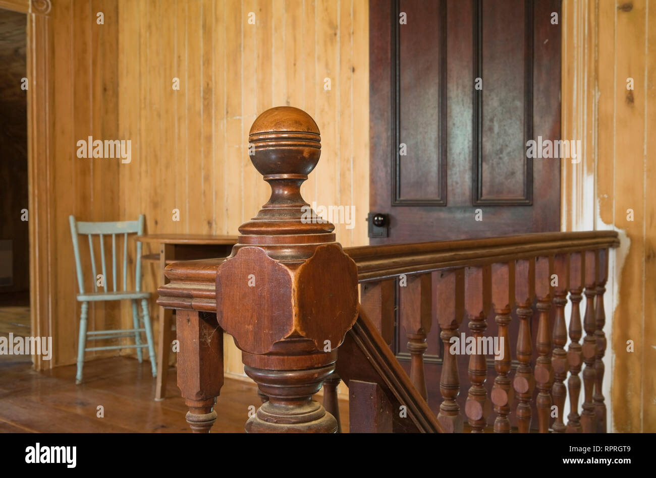 Elegantes Balaustres Vintage Y Pasamanos Hechos De Madera De Roble Marrón  Para Esgrima De Escaleras En Un Gran Edificio De Renovación Vista Cercana  Fotos, retratos, imágenes y fotografía de archivo libres de