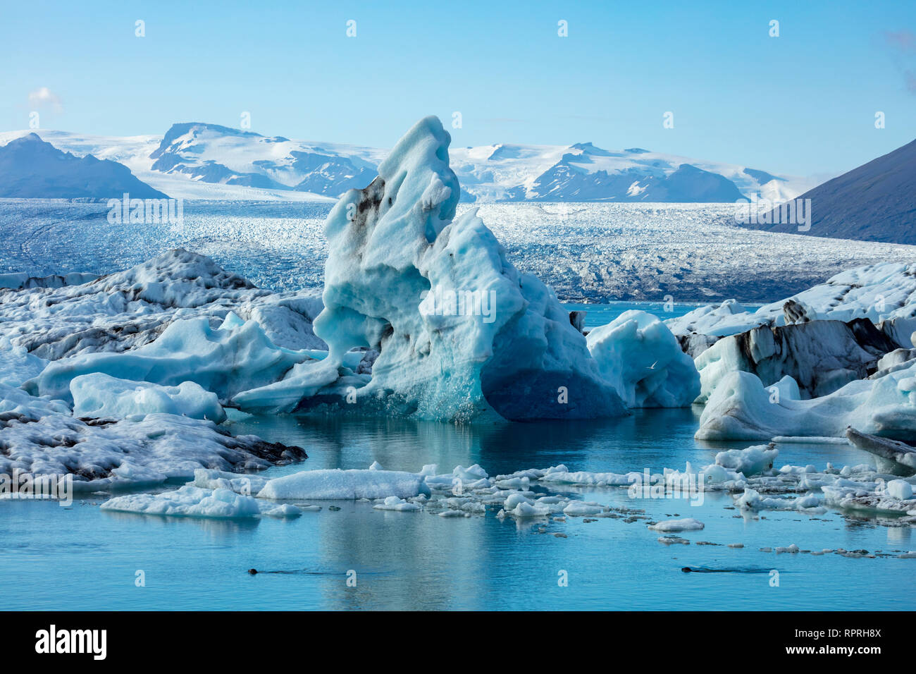 Formaciones de hielo en la Laguna glaciar Jokulsarlon, debajo del glaciar Breidamerkurjokull. Parque Nacional Vatnajokull, Sudhurland, sudeste de Islandia. Foto de stock