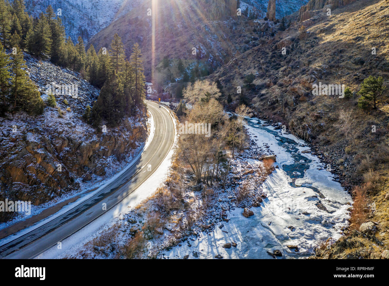 Cañón en las Montañas Rocosas de Colorado - Río Poudre en Little Narrows en paisaje invernal, la perspectiva aérea con lente deslumbramiento Foto de stock