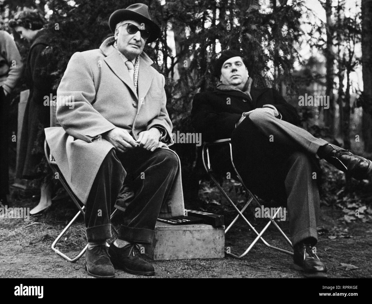 VOR SONNENUNTERGANG Deutschland 1956 Gottfried Reinhardt HANS ALBERS während der Dreharbeiten mit Regisseur GOTTFRIED REINHARDT (1956). Foto de stock
