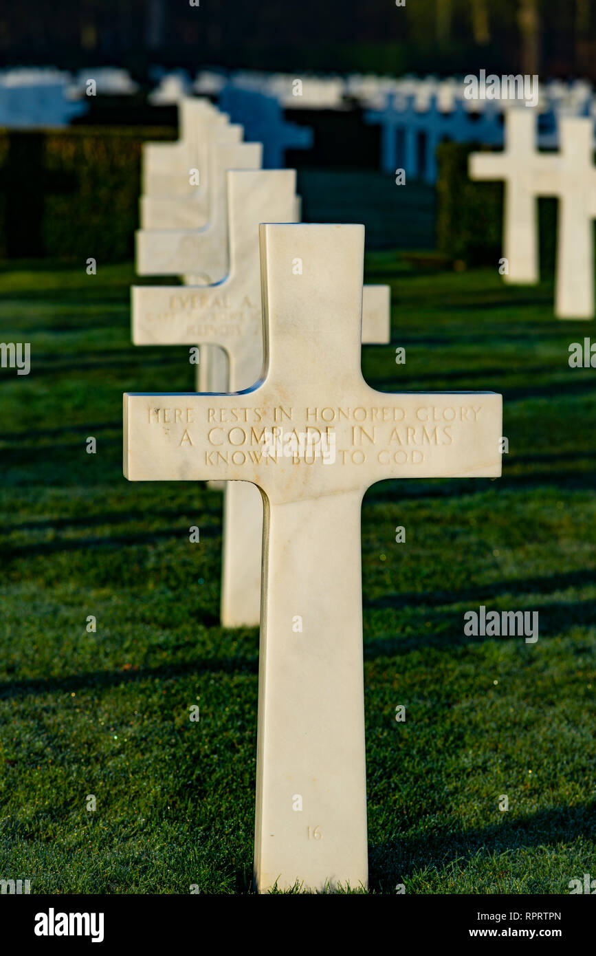 Temprano por la mañana en Cambridge American Cemetery cerca de Madingley, Cambridgeshire, Reino Unido. El lugar de descanso final de miles de soldados estadounidenses. Largas sombras Foto de stock